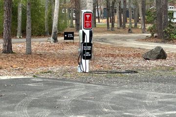 Electric vehicle charging station
