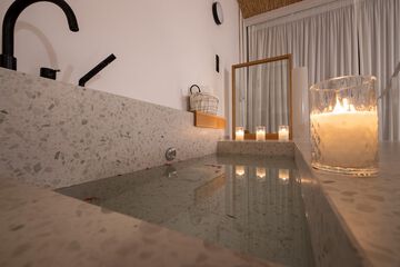 Deep soaking bathtub