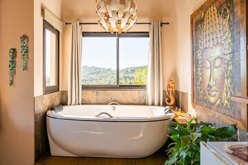 Deep soaking bathtub