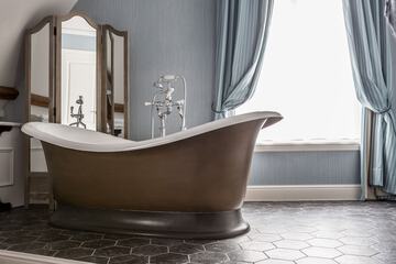 Deep soaking bathtub