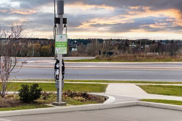 Electric vehicle charging station