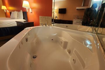 Jetted tub
