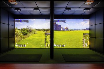 Indoor golf driving range