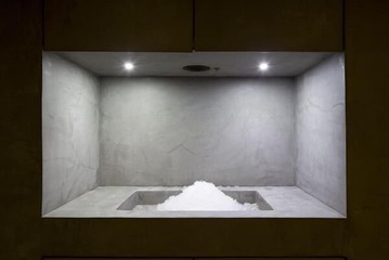 Indoor spa tub