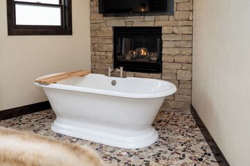 Deep soaking bathtub