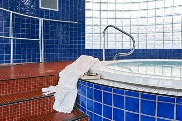 Indoor spa tub