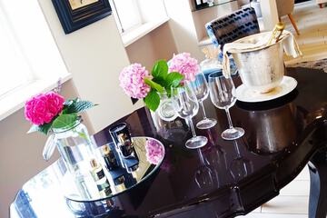 Lobby lounge