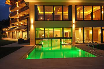Indoor/outdoor pool