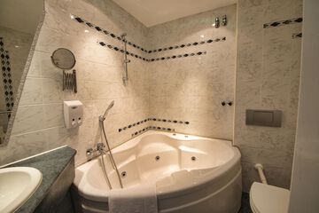 Private spa tub