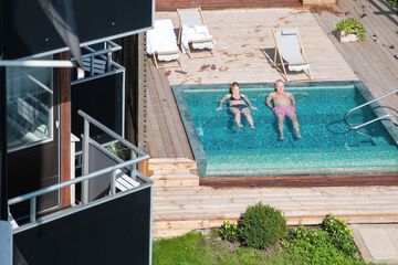 Indoor/outdoor pool