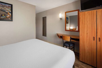 Room 15 of 53