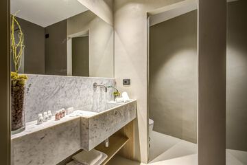 Bathroom sink