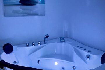 Indoor spa tub