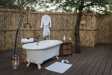 Deep soaking bathtub