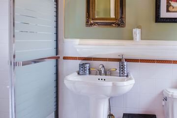 Bathroom sink