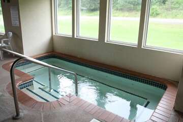 Indoor spa tub