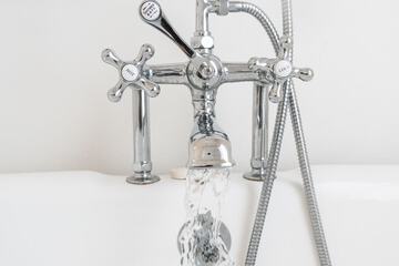 Deep soaking bathtub
