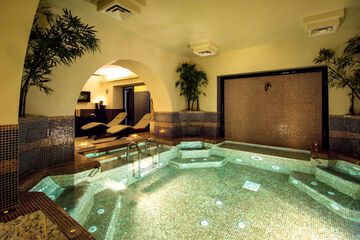 Indoor spa tub