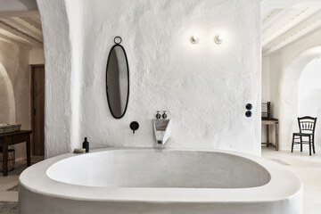 Deep soaking bathtub