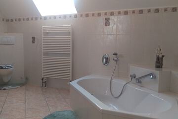 Deep soaking bathtub