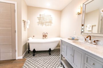 Deep soaking bathtub