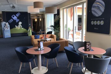 Lobby lounge