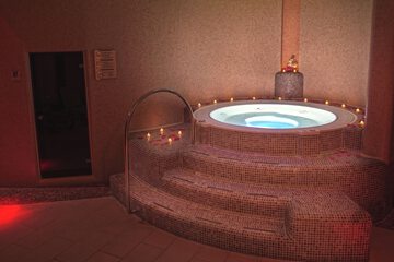 Indoor spa tub