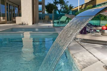 Pool waterfall