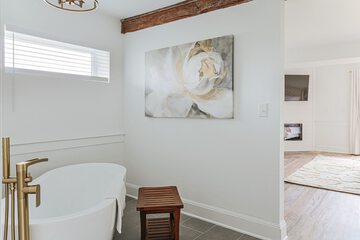 Deep soaking bathtub