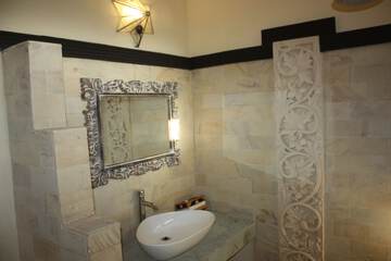 Bathroom sink