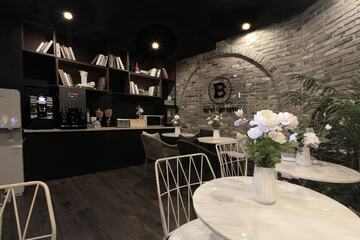 Lobby lounge