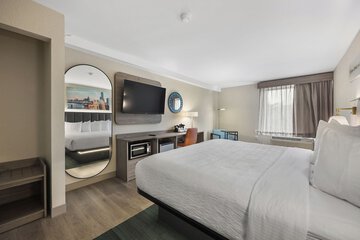 La Quinta Inn & Suites by Wyndham Nashville Airport / Opryland