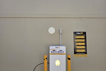 Electric vehicle charging station
