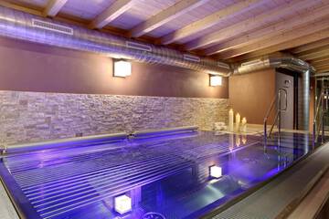 Indoor spa tub