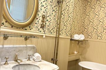 Bathroom sink