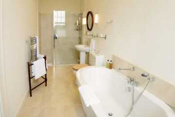Deep soaking bathtub