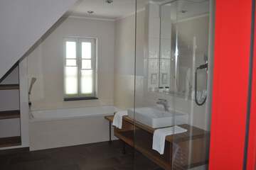 Deep soaking bathtub