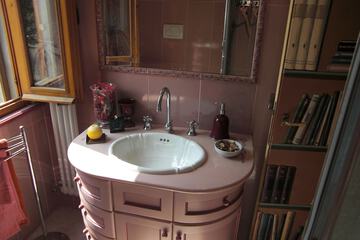 Bathroom sink