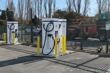 Electric vehicle charging station