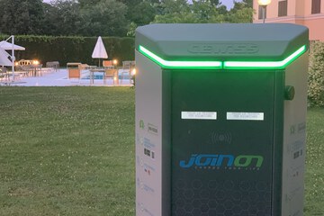Electric vehicle charging station