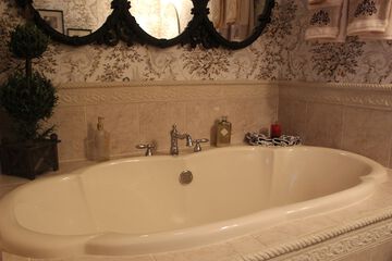 Deep soaking bathtub