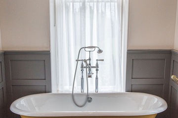 Deep soaking bathtub