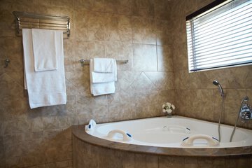 Deep soaking bathtub