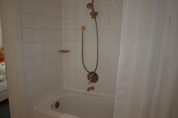 Deep soaking bathtub