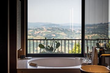 Deep soaking bathtub