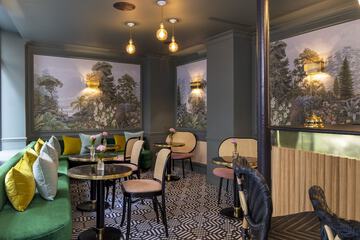 Lobby lounge
