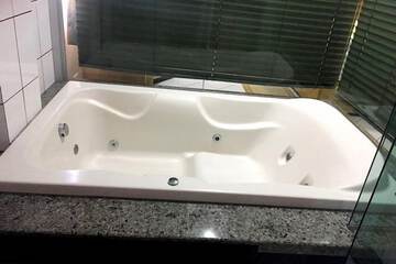 Jetted tub