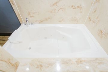 Deep soaking bathtub