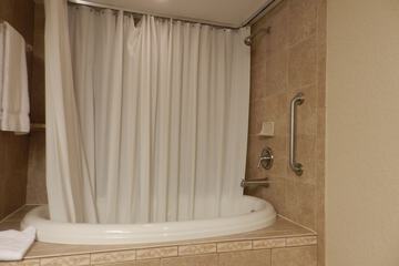 Deep soaking bathtub