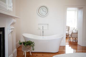 Deep soaking bathtub